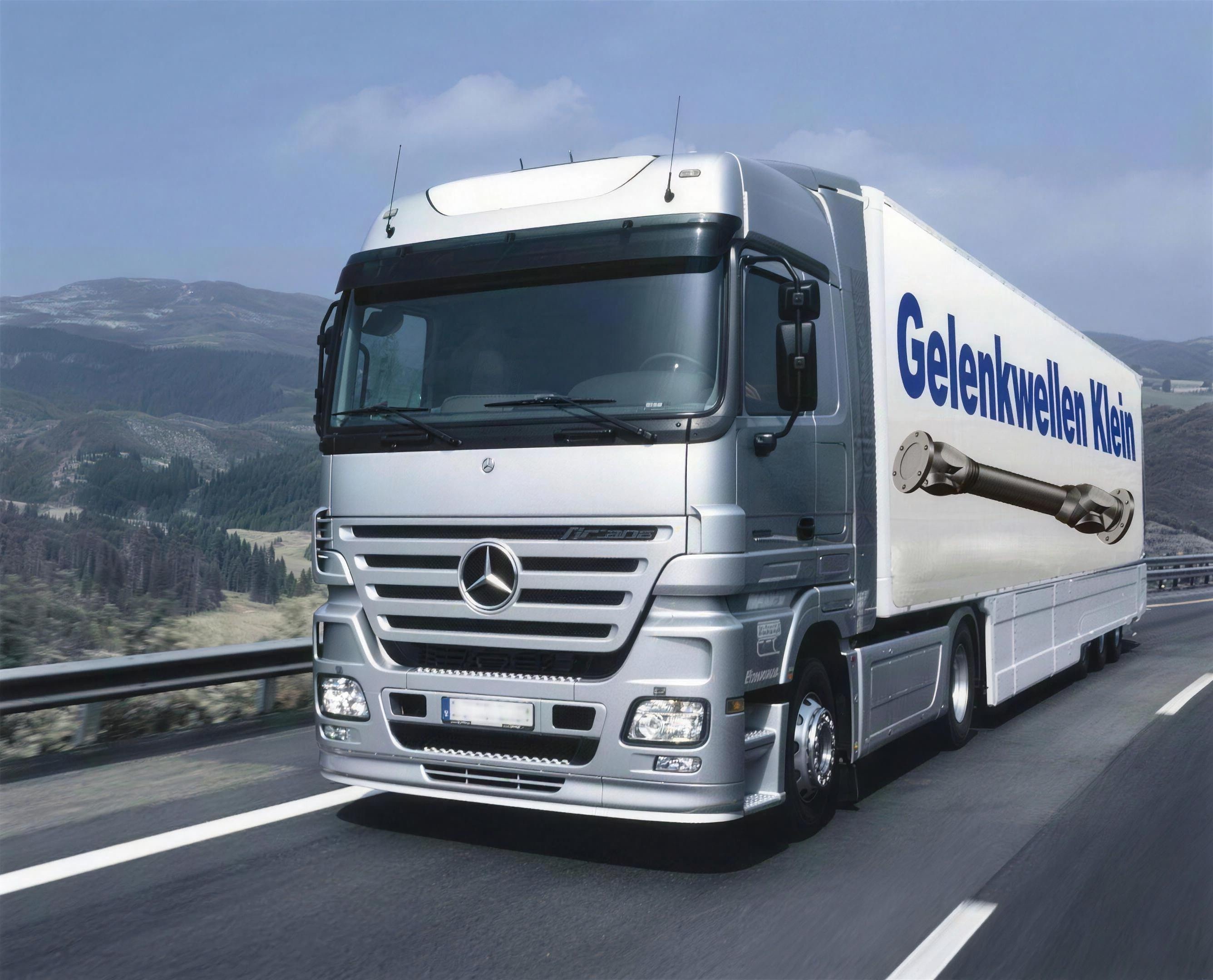 Firmen-LKW von Gelenkwellen Klein auf der Autobahn